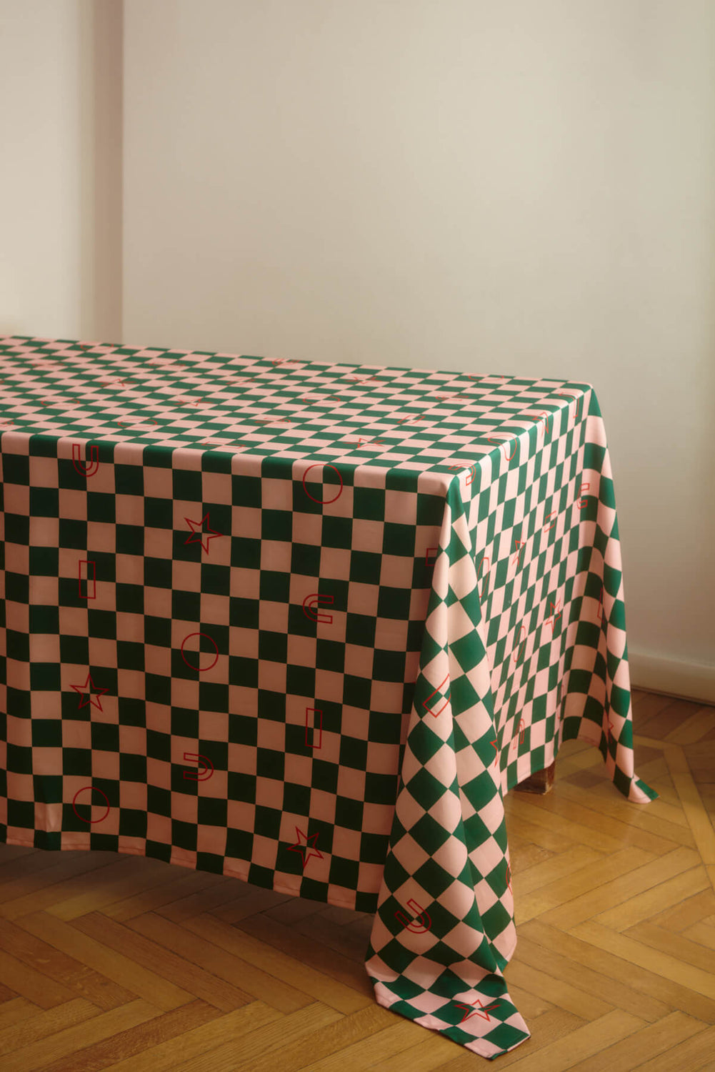 FESTIVE CHECKERBOARD TABLECLOTH